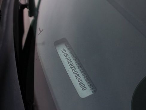 Used 2014 Jeep Compass Latitude image 30