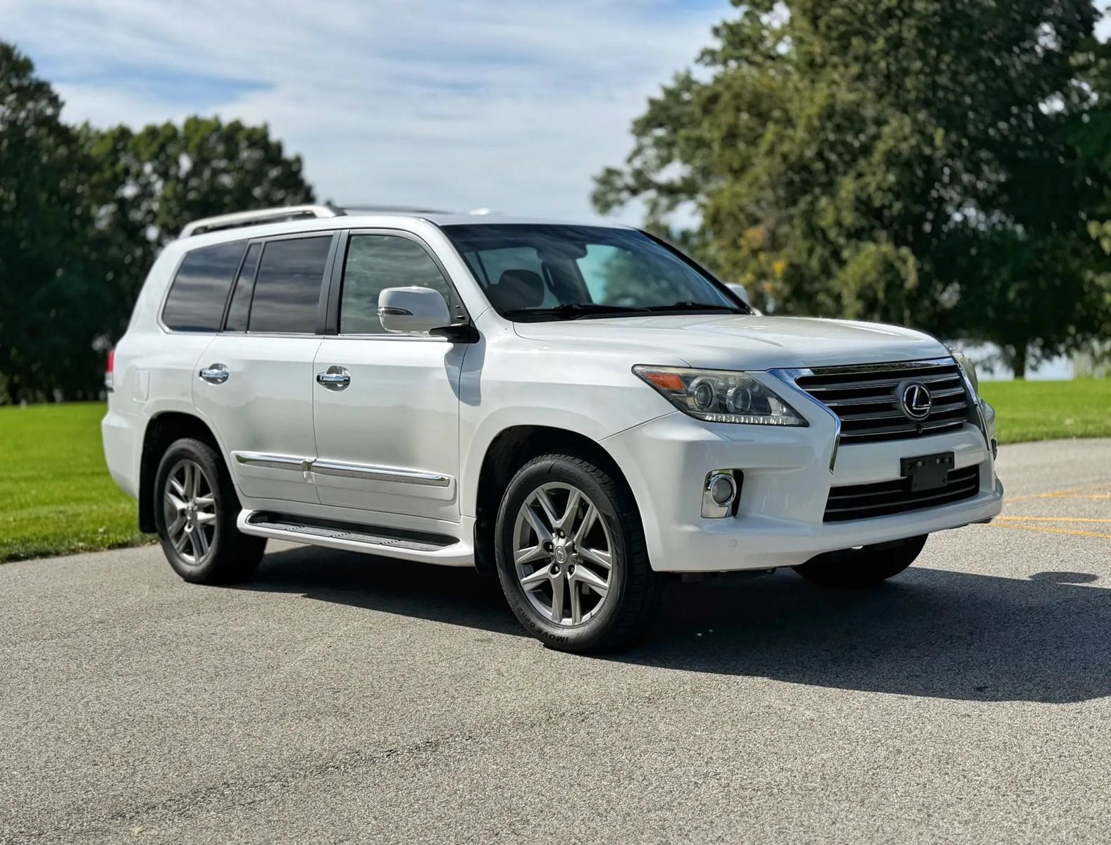 Used 2013 Lexus LX 570 4WD w/ Luxury Pkg image 1