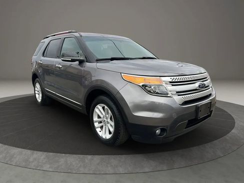 Used 2014 Ford Explorer XLT image 3