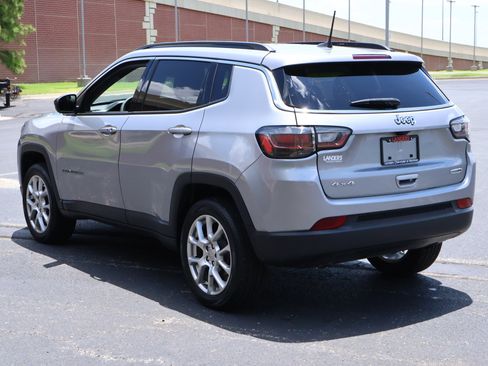 Used 2023 Jeep Compass Latitude w/ Sun and Sound Group AWD/4WD image 7
