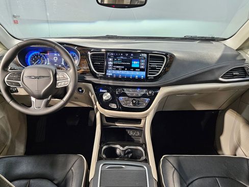 Used 2023 Chrysler Pacifica Limited FWD image 10