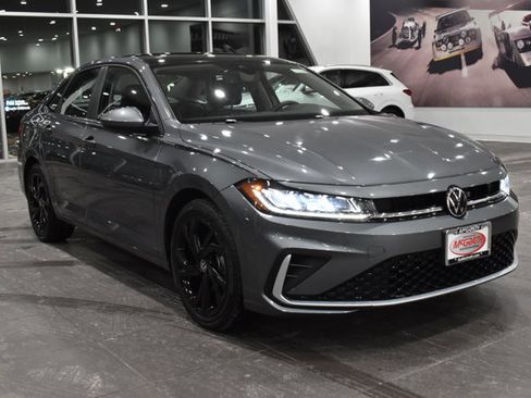 Used 2025 Volkswagen Jetta SE w/ Sunroof Package image 4