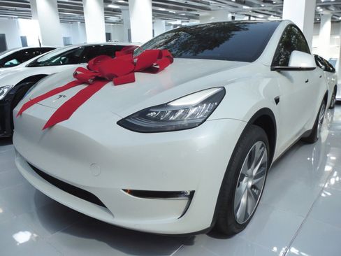 Used 2020 Tesla Model Y Long Range image 5