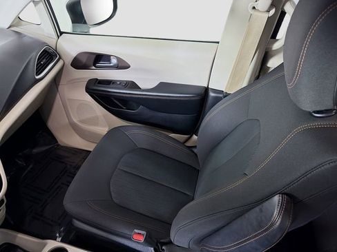 Used 2018 Chrysler Pacifica Touring w/ Tire & Wheel Group FWD image 24