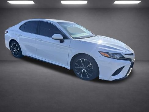 Used 2018 Toyota Camry SE FWD image 12