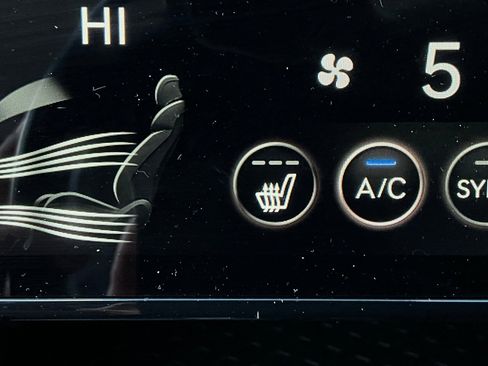 Used 2025 Genesis G70 2.5T image 28