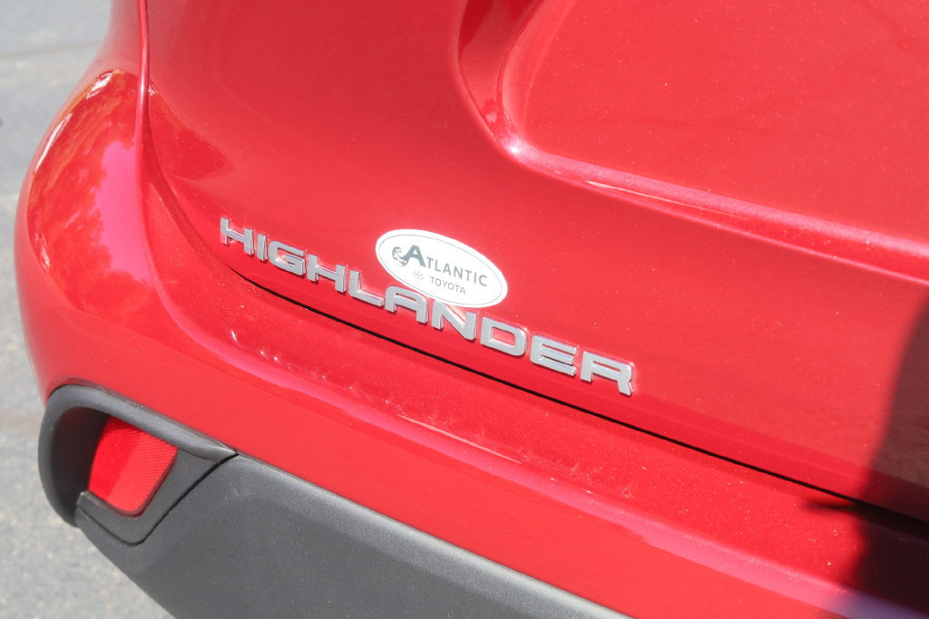 Used 2023 Toyota Highlander XLE AWD/4WD image 32
