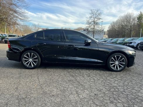 Used 2022 Volvo S60 B5 Momentum w/ Climate Package image 4
