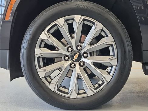 Used 2025 Chevrolet Suburban High Country AWD/4WD image 9