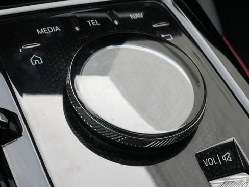 Certified 2024 BMW 530i w/ Premium Package image 28