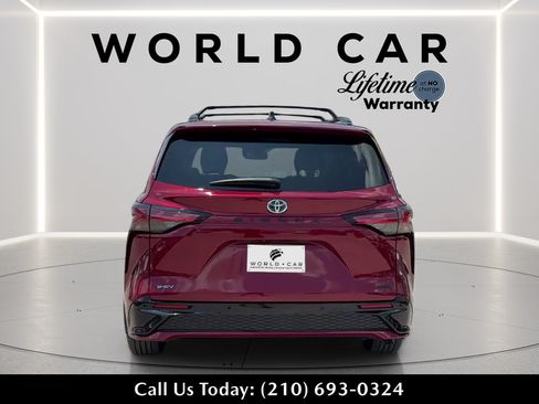 Used 2025 Toyota Sienna XSE FWD image 4