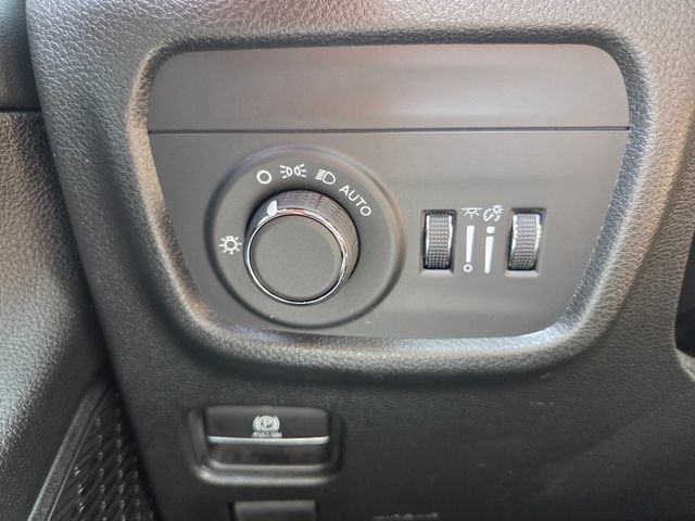 Used 2025 Jeep Grand Cherokee Altitude AWD/4WD image 21