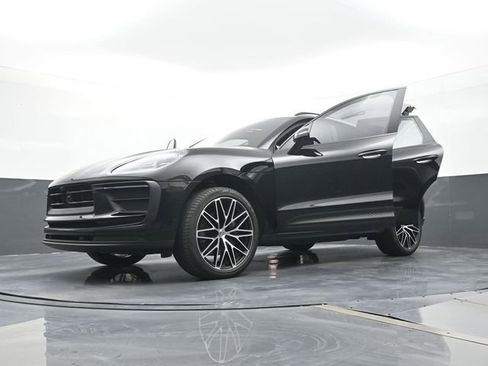 Certified 2024 Porsche Macan AWD/4WD image 31