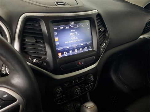 Used 2018 Jeep Cherokee Latitude Plus w/ Comfort/Convenience Group image 19