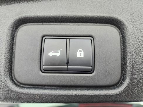 Used 2025 Nissan Pathfinder SV image 31