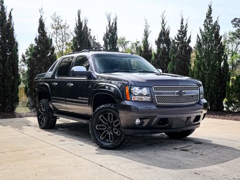 Used 2011 Chevrolet Avalanche LT w/ Regional Value Package image 2