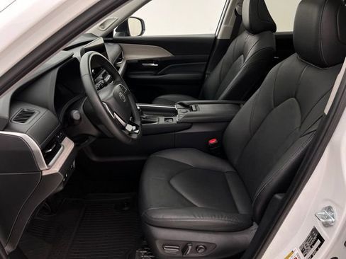 Used 2024 Toyota Grand Highlander AWD image 11