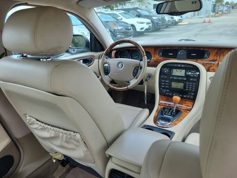 Used 2004 Jaguar XJ8 image 13