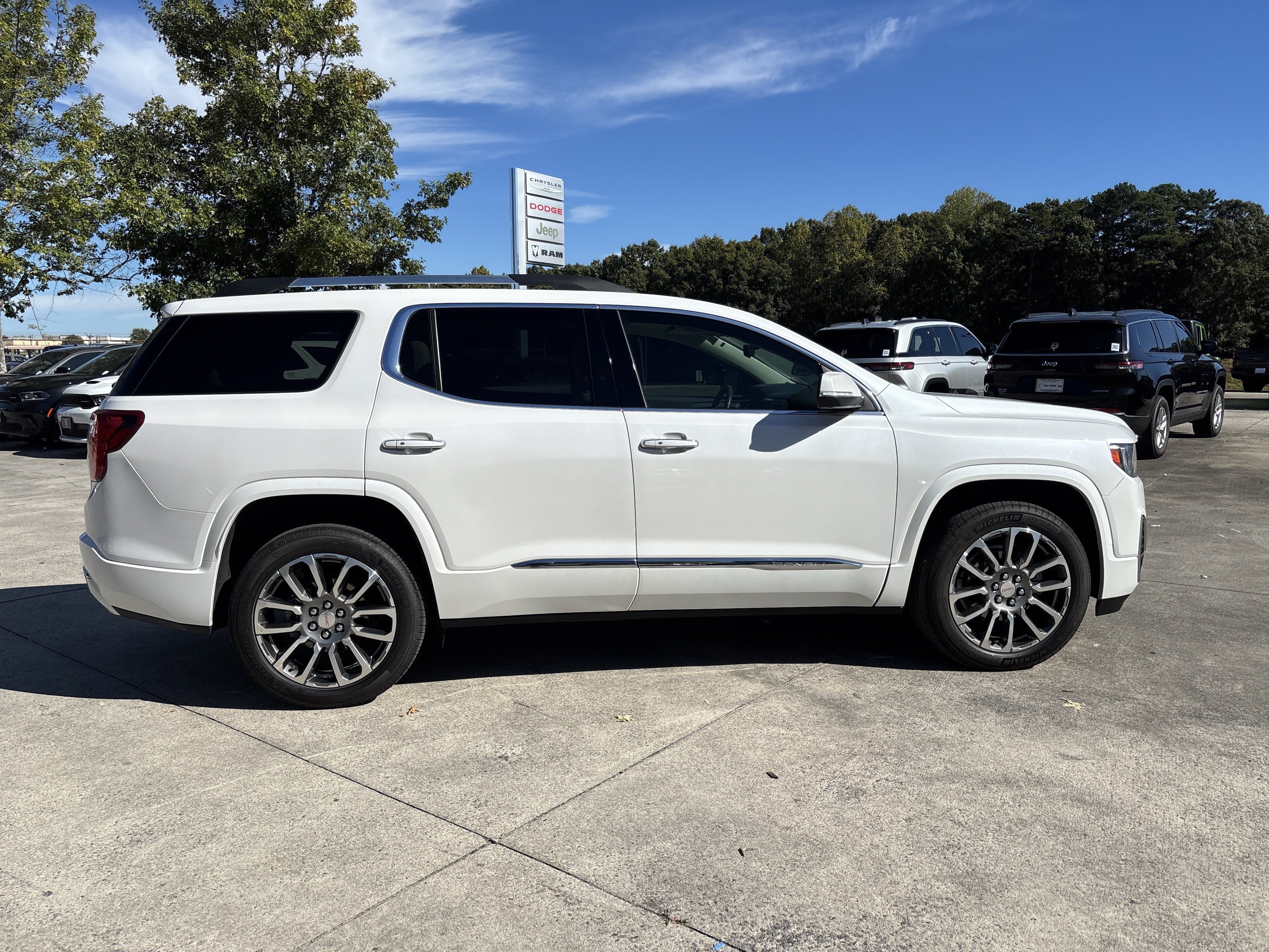 Used 2022 GMC Acadia Denali w/ Denali Ultimate Package FWD image 8