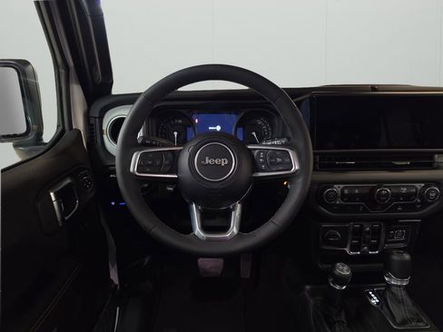 Used 2025 Jeep Wrangler Unlimited Sahara AWD/4WD image 17