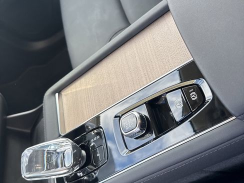 Used 2025 Volvo XC90 B6 Plus image 22