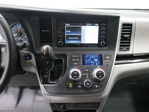 Used 2020 Toyota Sienna XLE w/ XLE Navigation Package FWD image 22