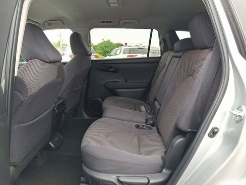 Used 2024 Toyota Highlander LE AWD/4WD image 11