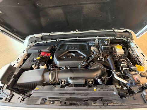 Used 2025 Jeep Wrangler Unlimited Sahara AWD/4WD image 32