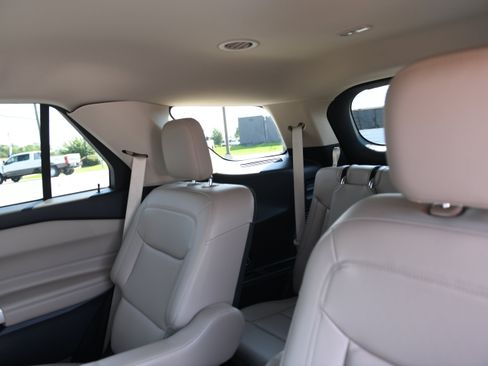 Used 2022 Ford Explorer XLT w/ Equipment Group 202A RWD image 15