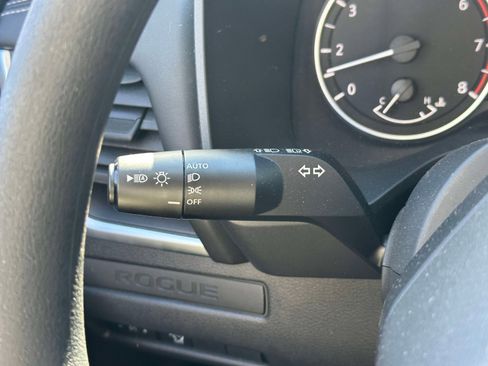 Used 2025 Nissan Rogue S AWD/4WD image 19