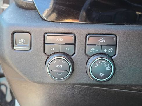 Used 2024 Chevrolet Silverado 1500 LT AWD/4WD image 31