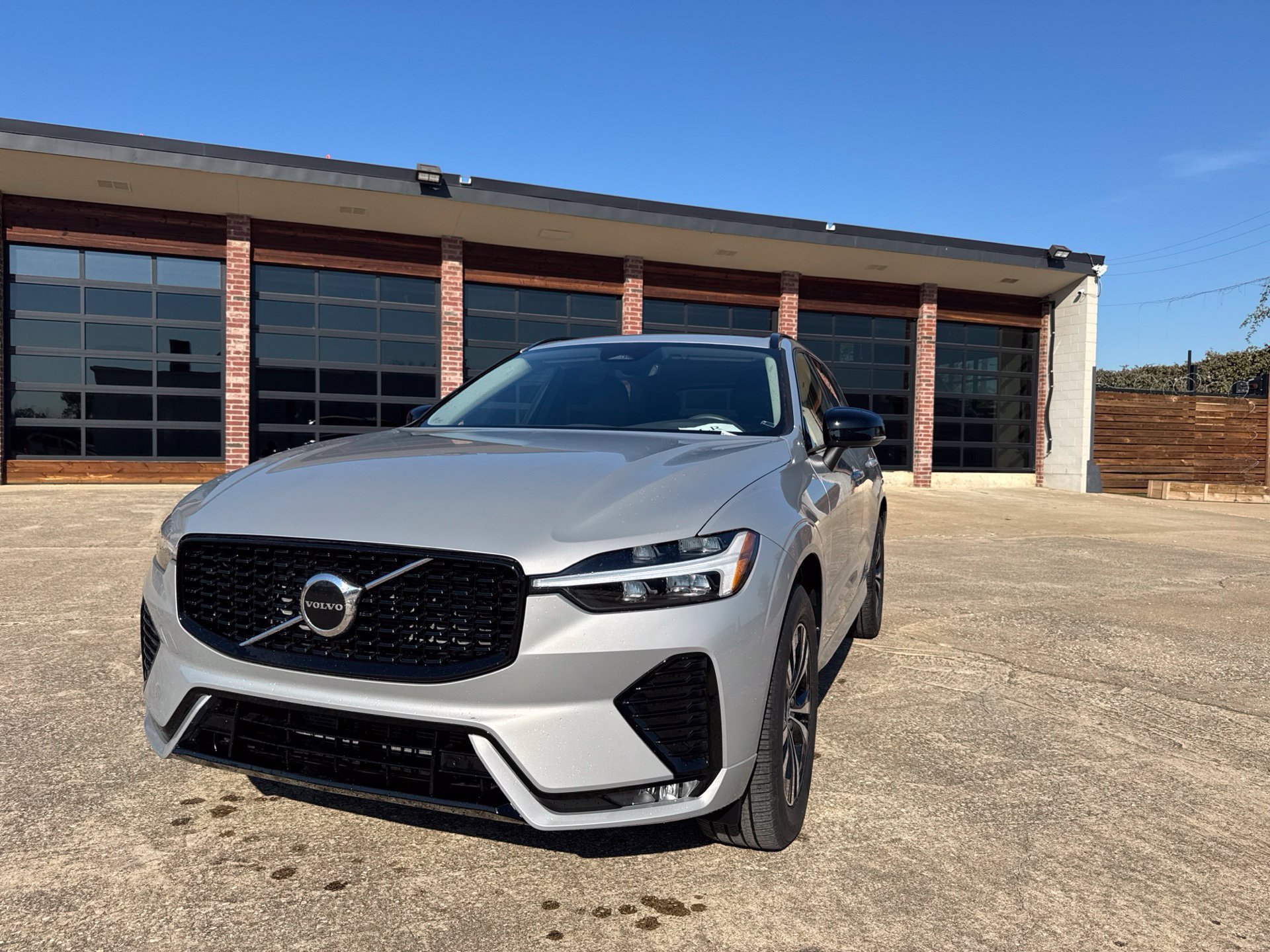 Used 2024 Volvo XC60 B5 Core AWD/4WD image 1