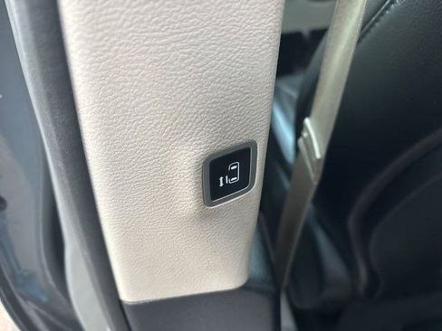 Used 2022 Chrysler Pacifica Touring-L image 32