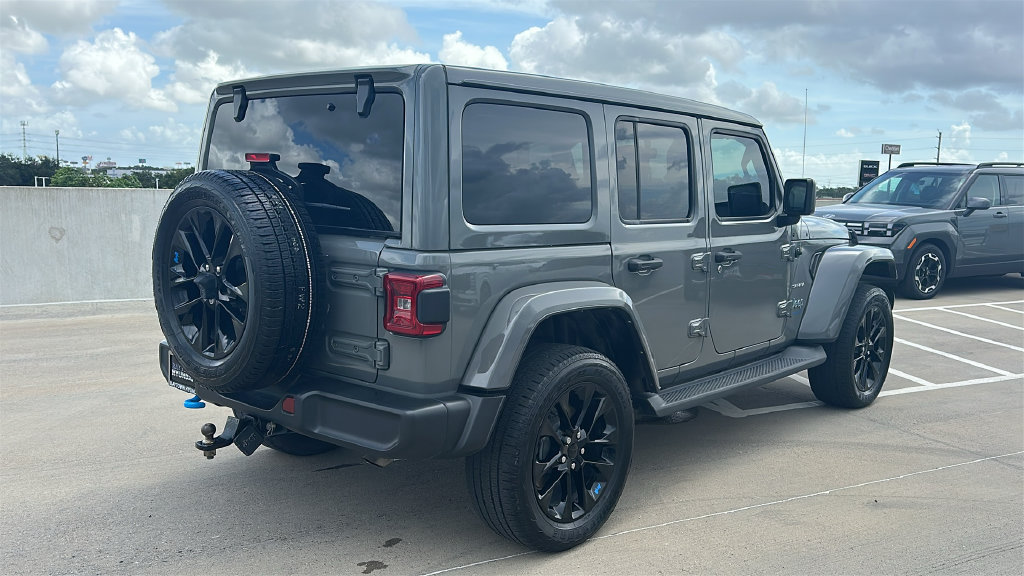 Used 2023 Jeep Wrangler Unlimited Sahara w/ Cold Weather Group AWD/4WD image 14