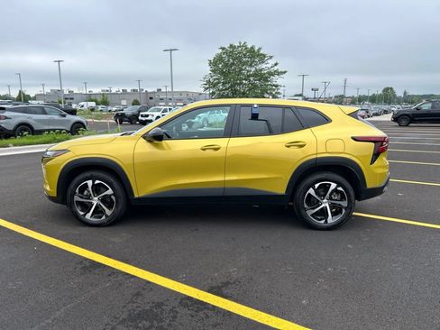 Used 2024 Chevrolet Trax RS w/ Sunroof Package FWD image 10