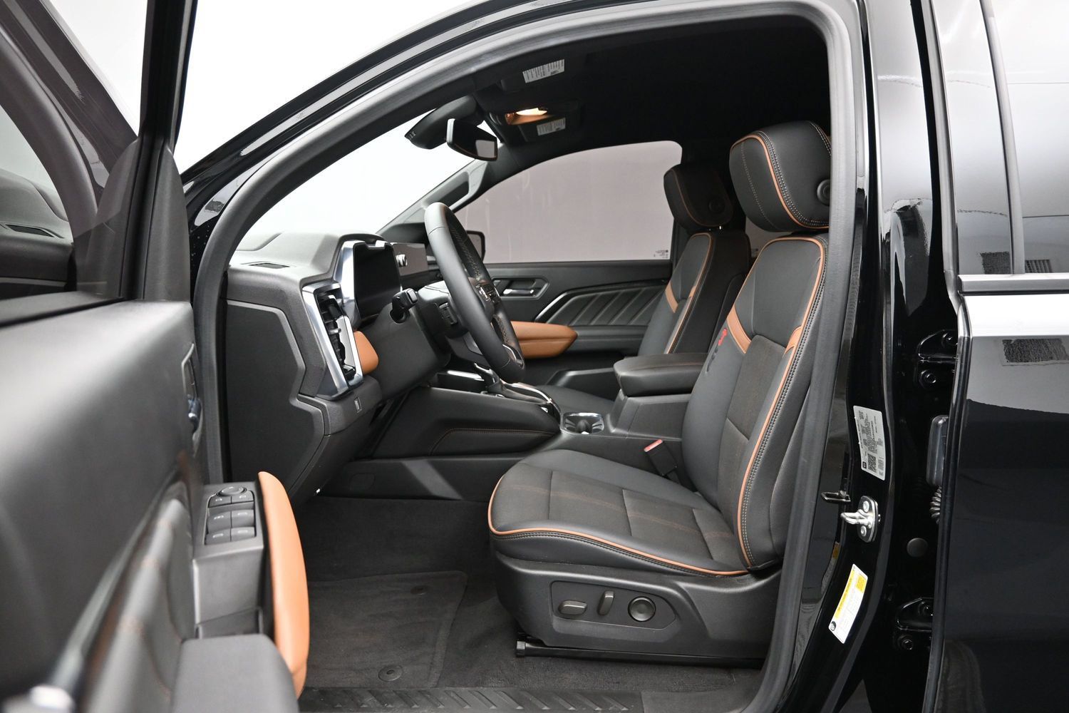 Used 2024 GMC Canyon AT4 w/ Technology Package AWD/4WD image 9