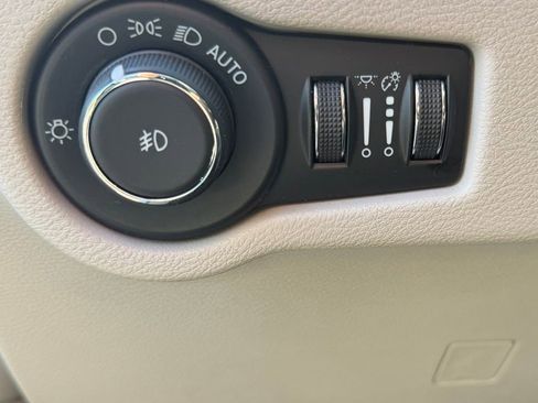 Used 2024 Chrysler Pacifica Touring-L FWD image 15