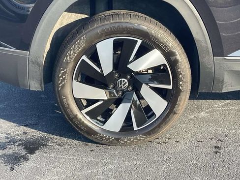 Certified 2024 Volkswagen Atlas Cross Sport SE FWD image 9