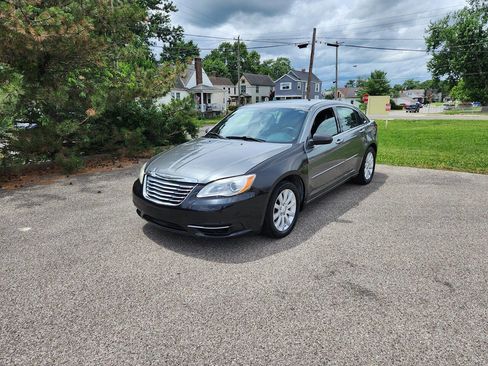 Used 2012 Chrysler 200 Touring FWD image 3