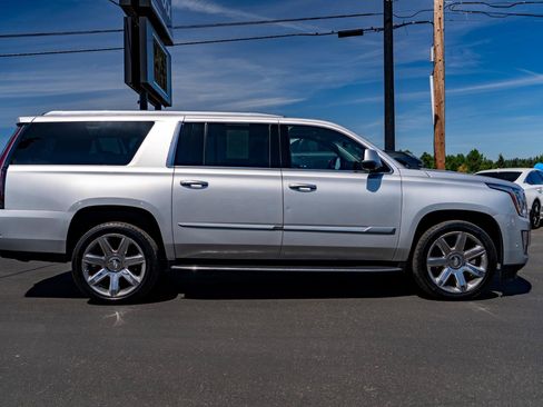 Used 2020 Cadillac Escalade ESV Luxury AWD/4WD image 18
