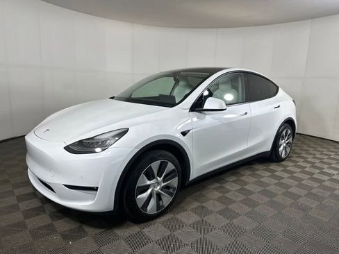 Used 2021 Tesla Model Y Standard Range image 7