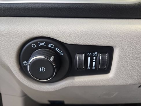 Used 2024 Chrysler Pacifica Touring-L FWD image 30