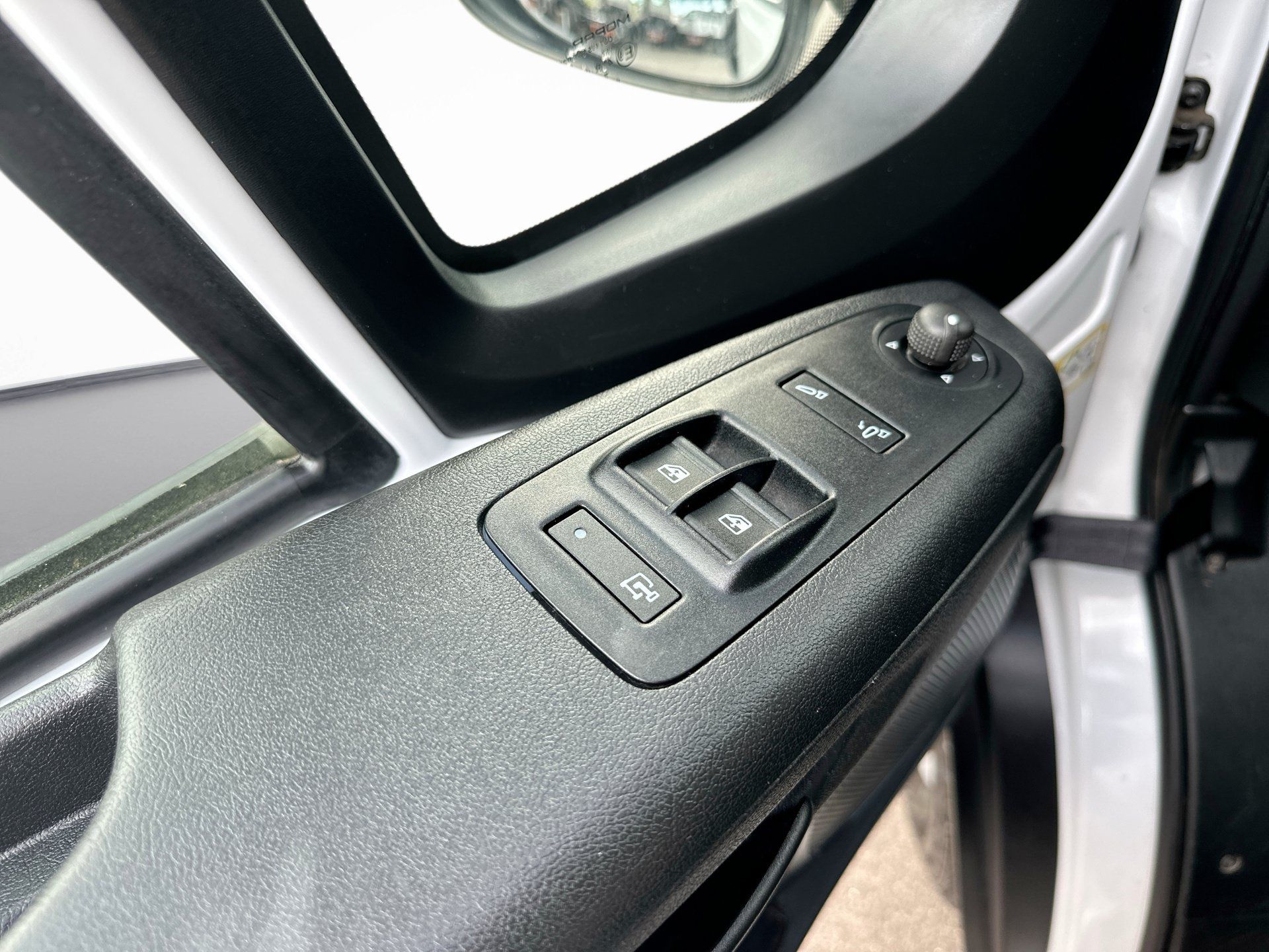 Used 2025 RAM ProMaster 2500 w/ Convenience Group FWD image 4