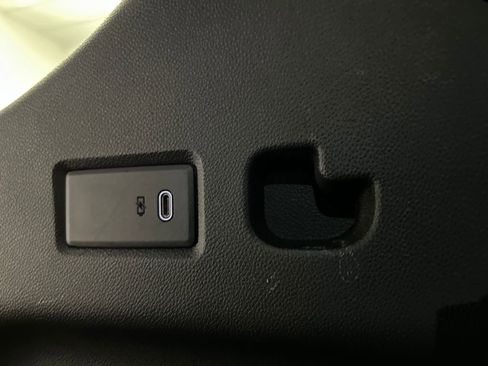 Used 2025 GMC Yukon XL Denali RWD image 34