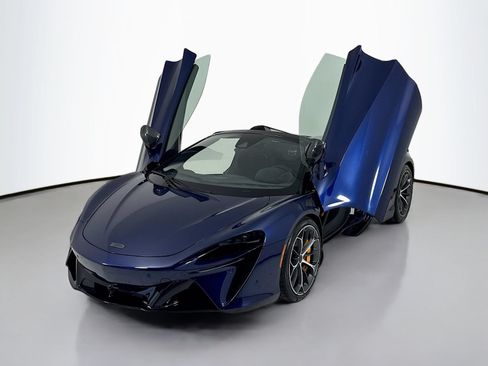 Used 2025 McLaren Artura Spider RWD image 3