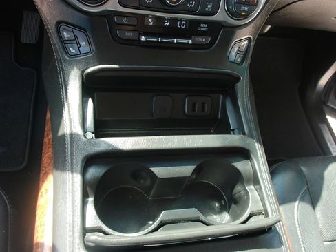Used 2018 Chevrolet Suburban Premier RWD image 16