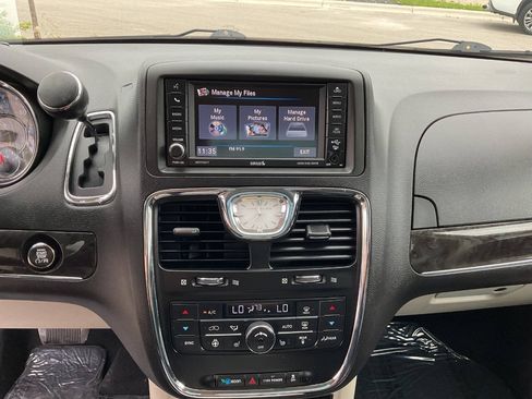 Used 2015 Chrysler Town & Country Touring w/ Driver Convenience Group FWD image 22