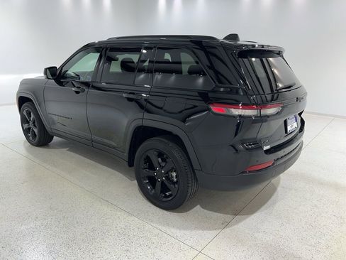 Used 2025 Jeep Grand Cherokee Altitude image 3