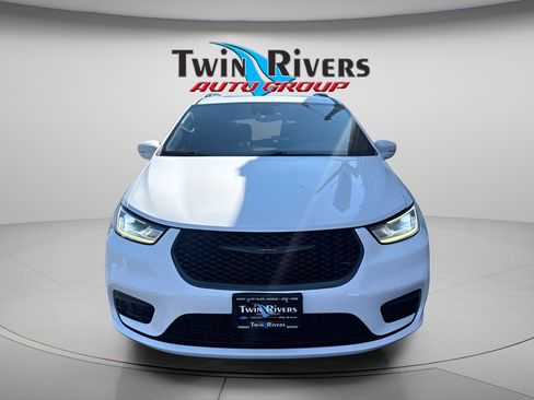 Used 2021 Chrysler Pacifica Touring-L w/ Uconnect Theater Family Group FWD image 7