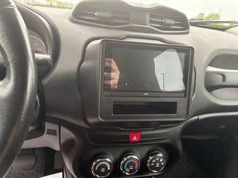 Used 2016 Jeep Renegade Trailhawk AWD/4WD image 9